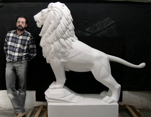 Pedro Flores junto a la escultura del león de Francisco Rallo.
