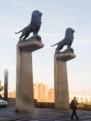 Leones del escultor Francisco Rallo en el Puente de Piedra de Zaragoza 
